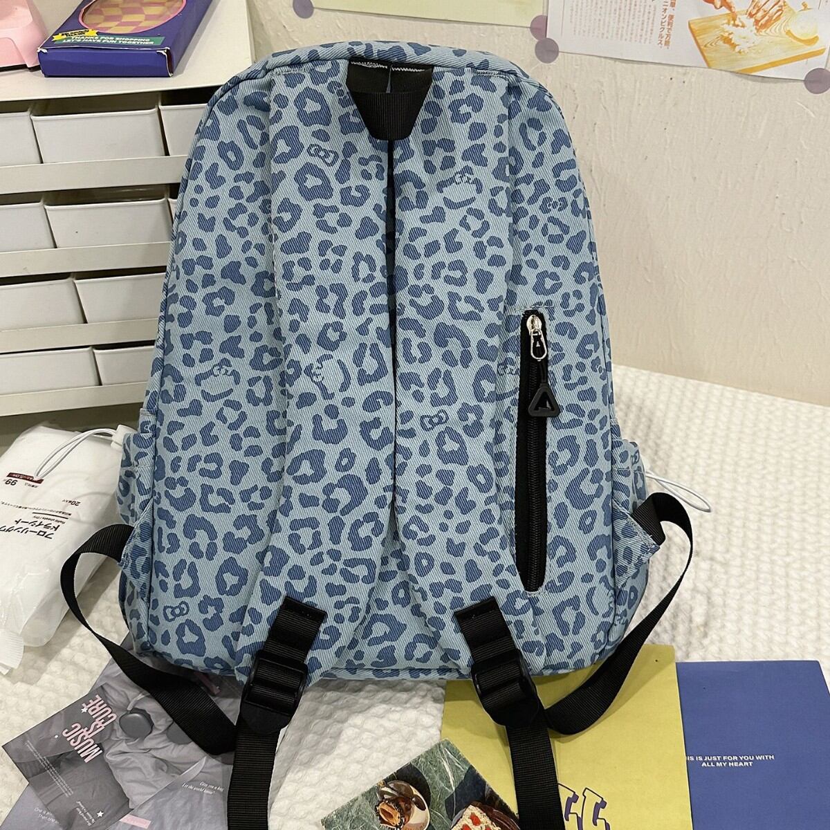 Lässiger Damenrucksack aus Canvas mit gestickten Buchstaben und Leopardenmuster h5 Bild4