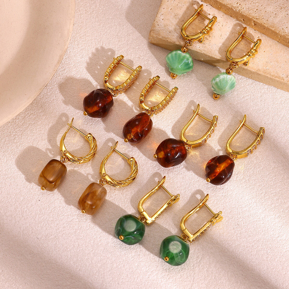 Orecchini pendenti da donna Simple Series Retro dalla forma irregolare, color oro rame.