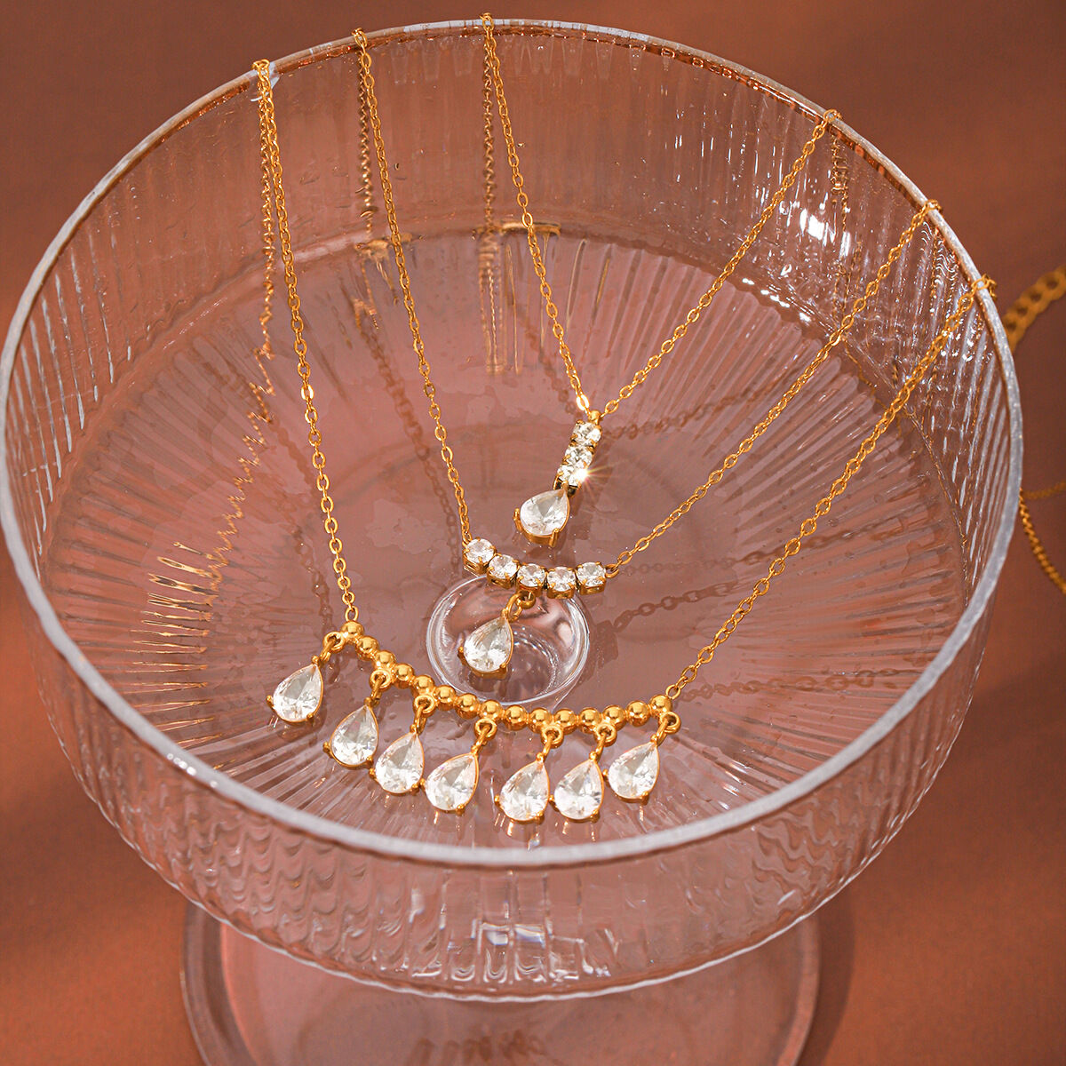 Collares con colgante de circonita color oro, de acero inoxidable, resistentes al agua, de la lujosa serie Daily Droplet para mujer. Imagen5