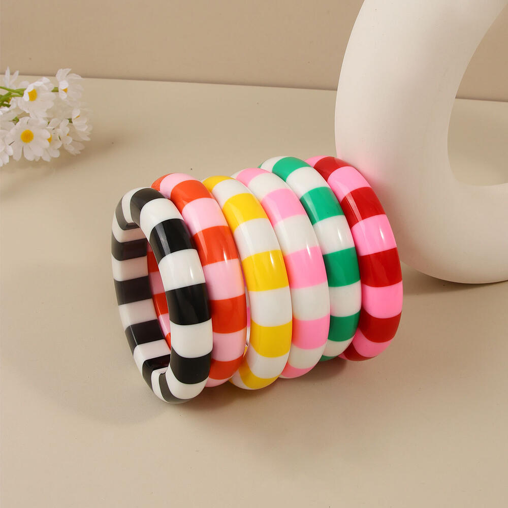 Eenvoudige Gestreepte Damesarmbanden Van Hars In Verschillende Kleuren Afbeelding2