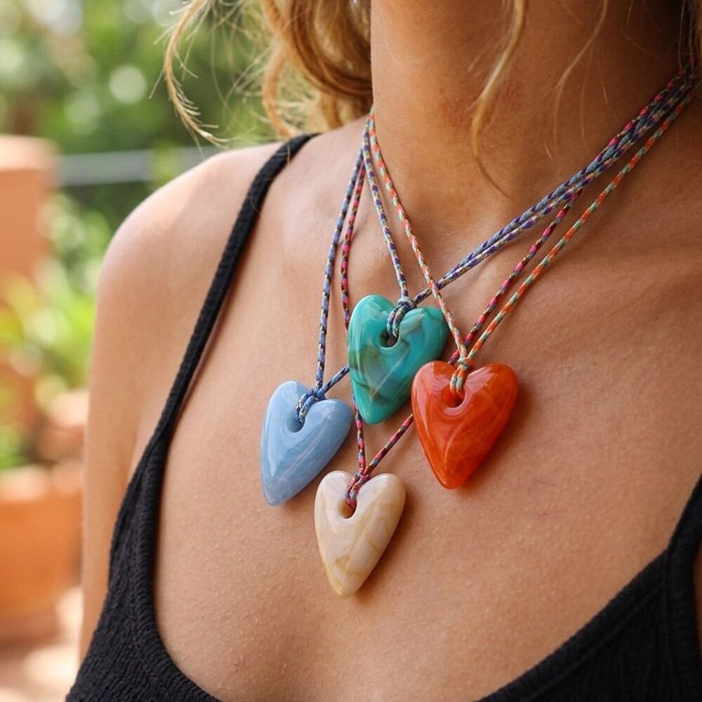 Colliers pendentifs en résine en forme de cœur rétro de la série Simple pour femmes