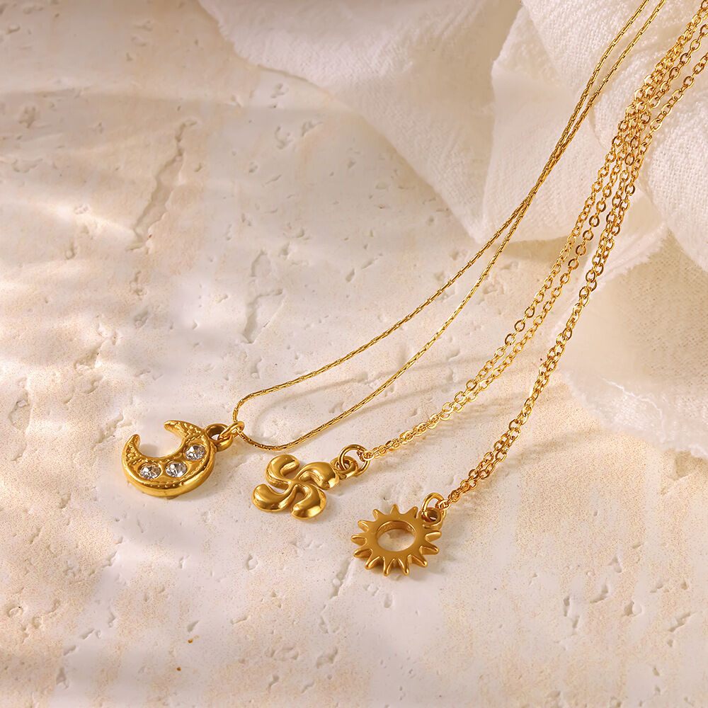 Collana da donna con ciondolo Sole e Luna in acciaio inossidabile impermeabile color oro con strass, serie Simple.