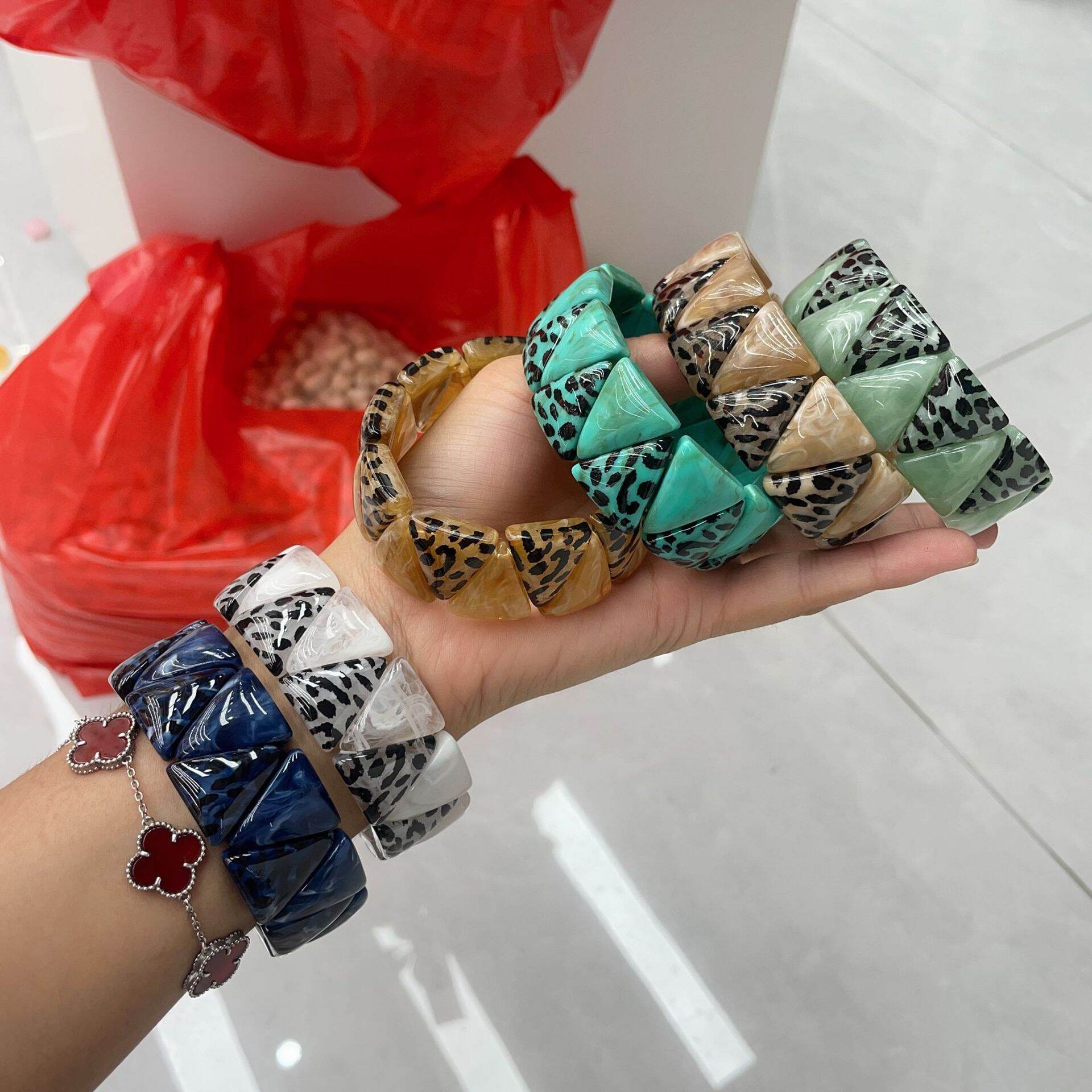 Punk luipaardprint driehoekige kralenarmband voor dames van acryl met kleurverloop. 2
