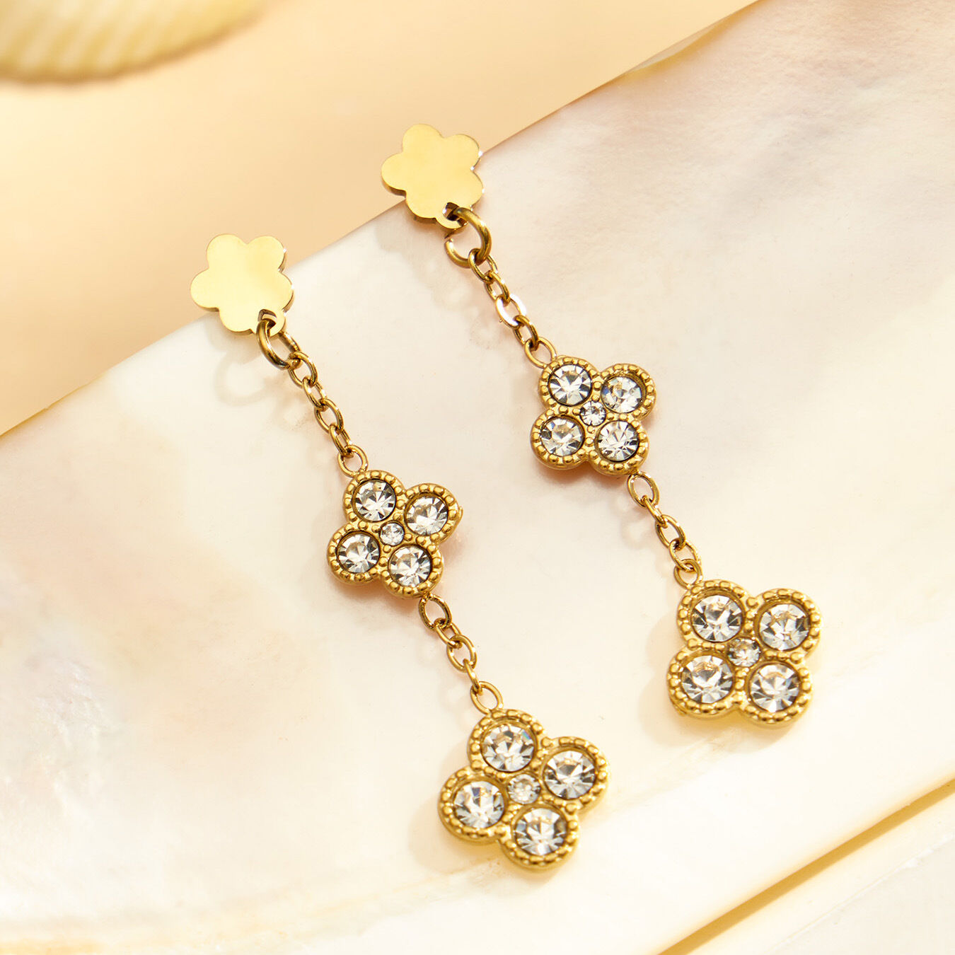 Luxuriöse Serie: Elegante, Wasserfeste Ohrhänger Mit Blumenmotiv Aus Edelstahl In Goldfarbe Und Zirkonia Für Damen. h5 Bild2