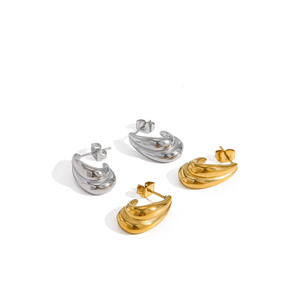 Pendientes de botón para mujer de acero inoxidable con forma de C, resistentes al agua y de color dorado. Imagen4