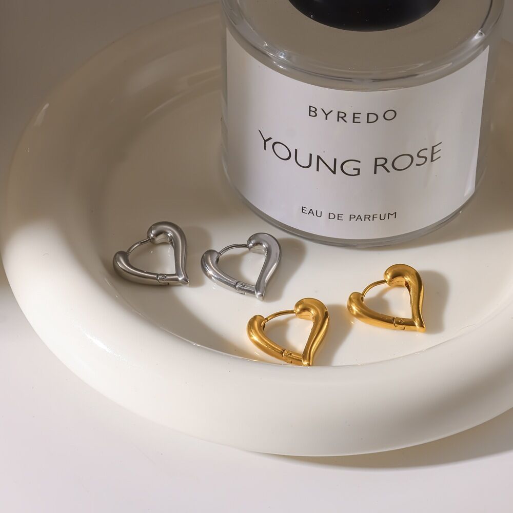 Orecchini a cerchio da donna Simple Series a forma di cuore in acciaio inossidabile, impermeabili, color oro.