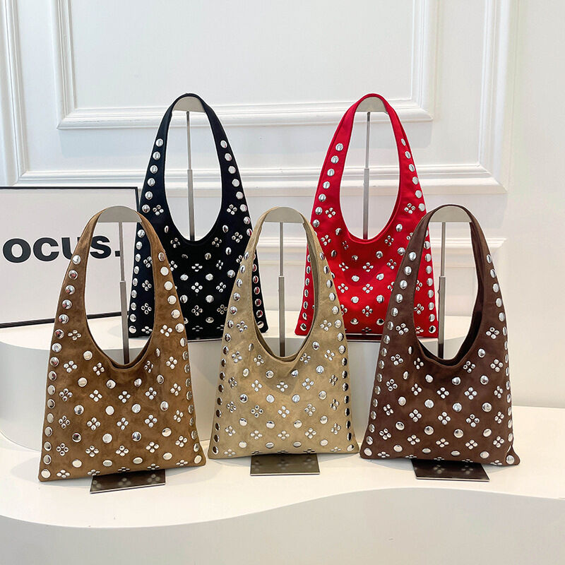 Borsa A Tracolla Quadrata Da Donna In Pelle Scamosciata Tinta Unita, Stile Old Money, Con Borchie In Metallo. Immagine5
