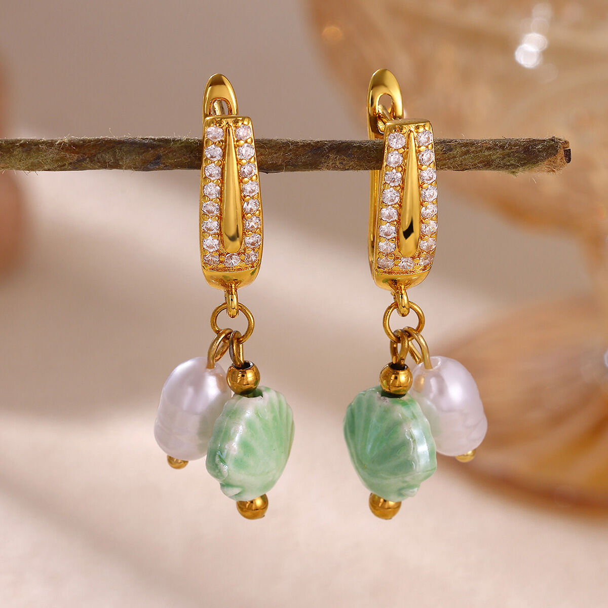 Elegante, Unregelmäßig Geformte Ohrhänger Mit Kreuzmuschel-Motiv Aus Edelstahl In Goldfarbe Aus Der Serie „Romantic“. Wasserdicht. 
