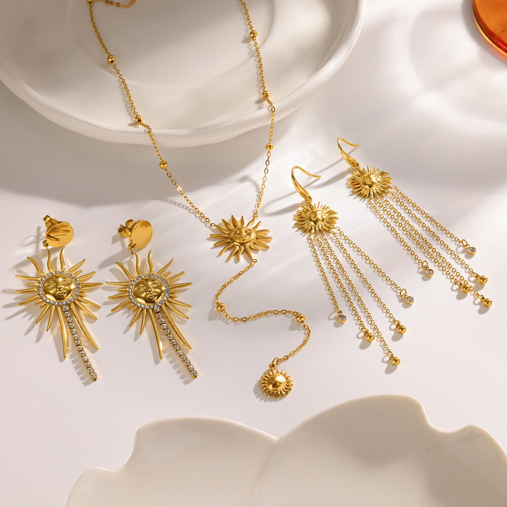 Conjunto de pendientes de mujer de lujo con borla de sol retro, acero inoxidable, resistente al agua y diamantes de imitación color dorado. h5 Imagen3