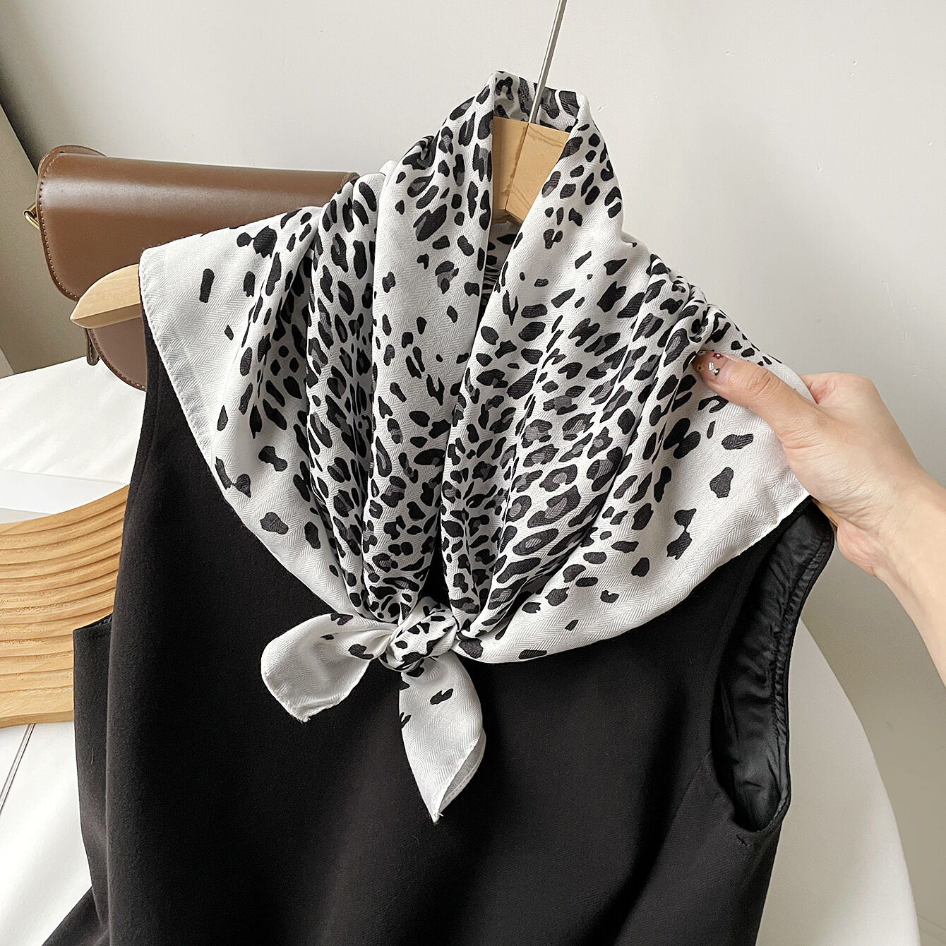 Sciarpe Estive Semplici E Casual Con Stampa Leopardata In Simil Seta h5 Immagine4