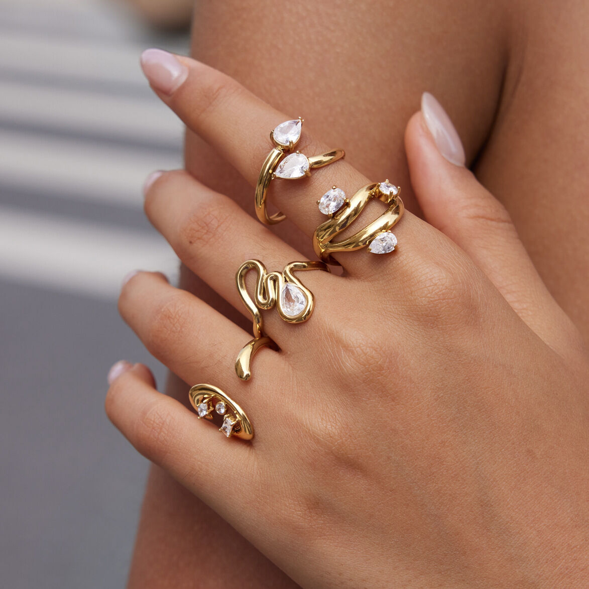 Anelli da donna in acciaio inossidabile color oro, impermeabili, con zirconi e forme semplici e irregolari.