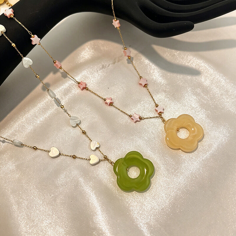 Serie Romantica Set Di Collane Da Donna Con Fiori In Resina Color Oro Immagine3