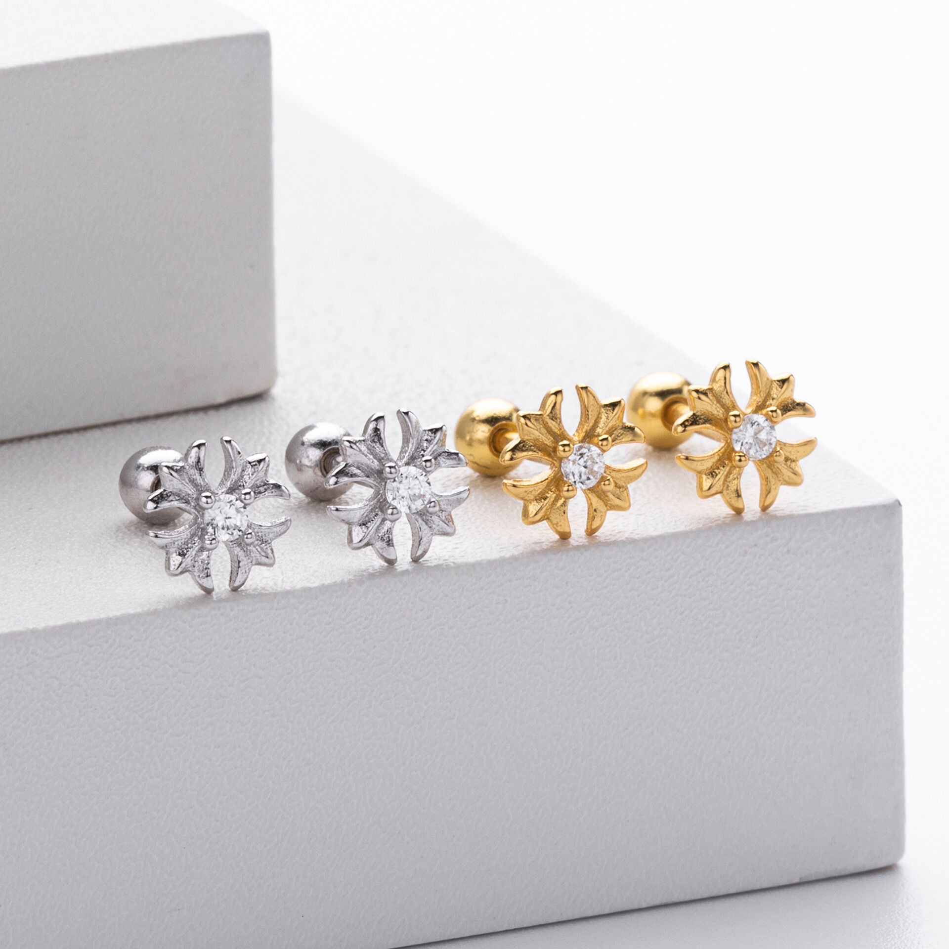 Elegantes Pendientes De Mujer De Plata De Ley 925 Con Forma Geométrica Irregular Y Baño De Rodio. 2