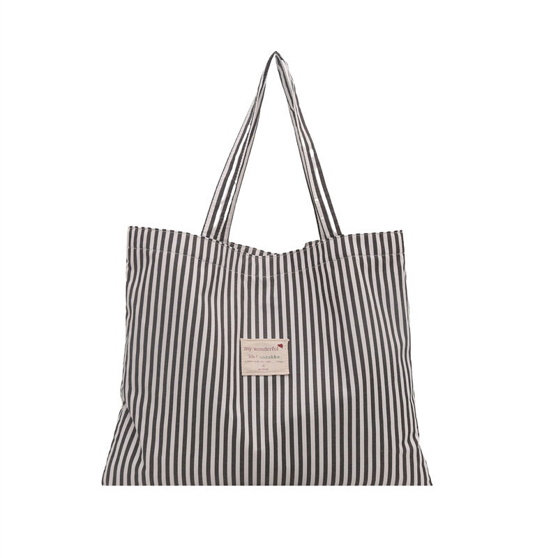 Lässige, quadratische Damen-Tasche aus Canvas mit Streifenmuster und ohne Buchstaben. h5 