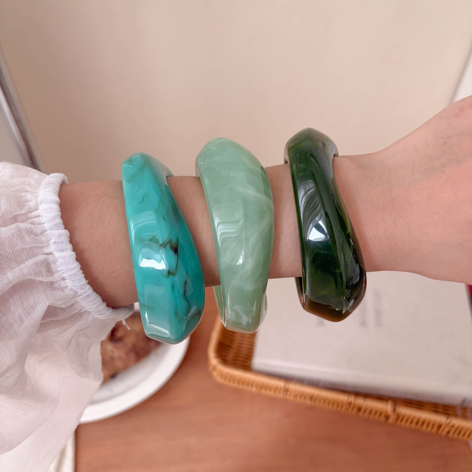 Brazaletes De Resina Con Degradado De Color Para Mujer h5 Imagen4