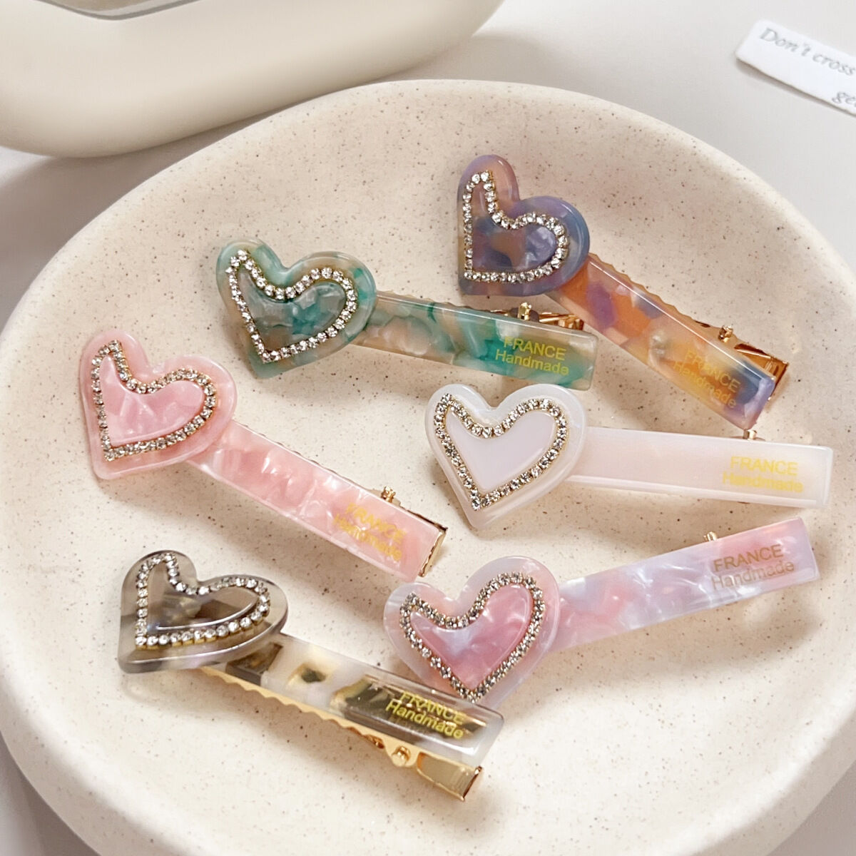 Eenvoudige serie dagelijkse hartvormige haarclips met effen kleurverloop, gemaakt van acetaat met strass-steentjes, geschikt voor zowel mannen als vrouwen.