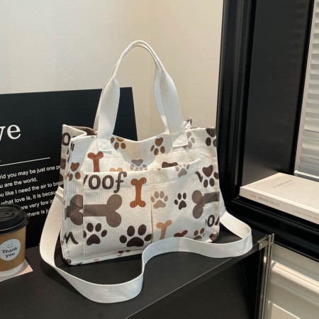 Bolsos de mano cuadrados para mujer de pana color cereza con estampado floral esponjoso y letras de estilo casual.
