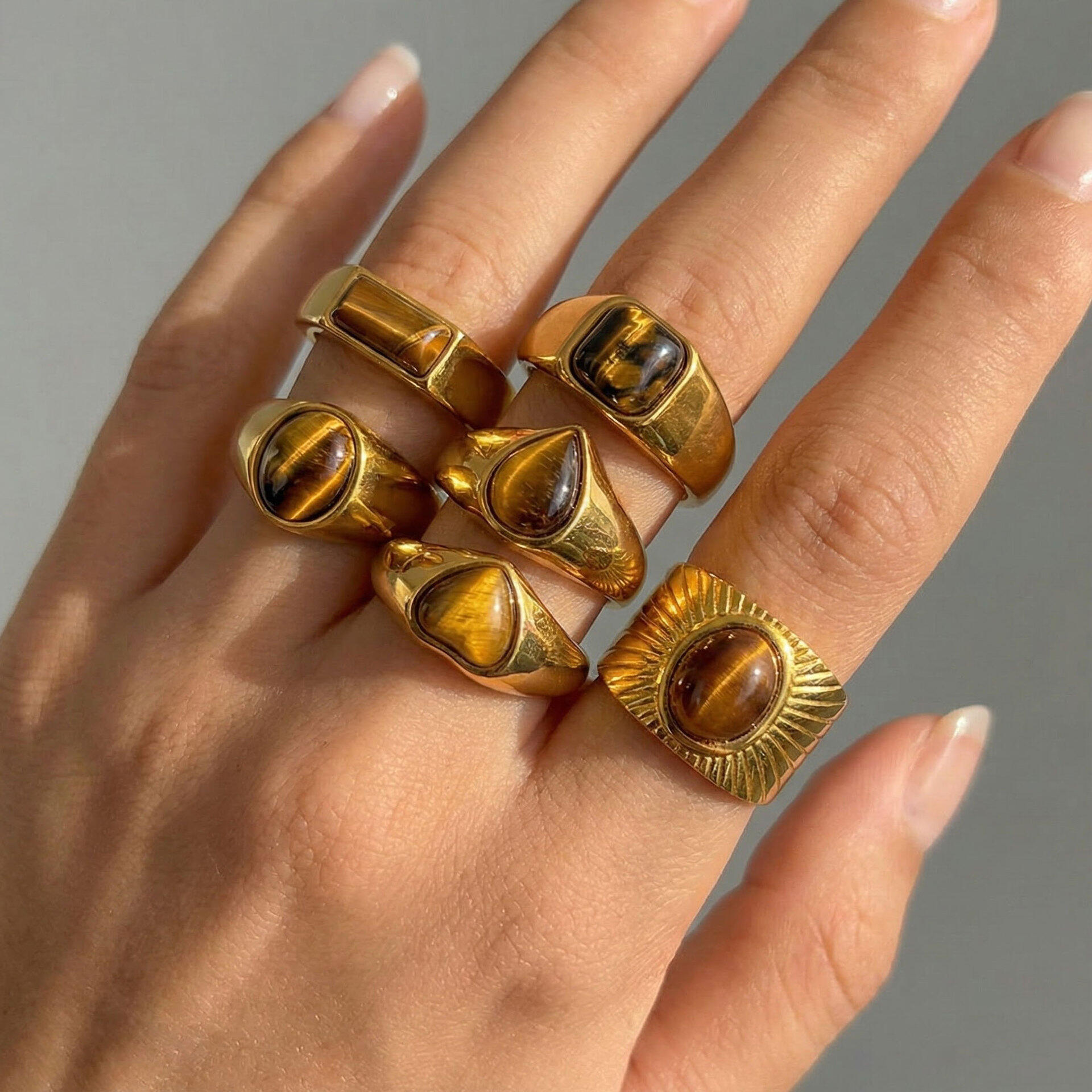 Anillos de mujer de la serie Simple con forma geométrica simple, de acero inoxidable, resistentes al agua, color dorado y con piedras preciosas naturales. 2