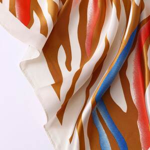 Sciarpe Estive In Finta Seta Con Stampa Animalier A Colori Misti E Colori Naturali Della Serie Ethnic. h5 Immagine3