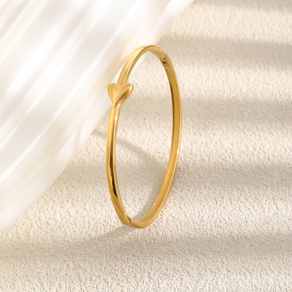 Pulseras De Mujer De La Serie Simple Elegant Heart, De Acero Inoxidable, Resistentes Al Agua Y Color Dorado. Imagen2