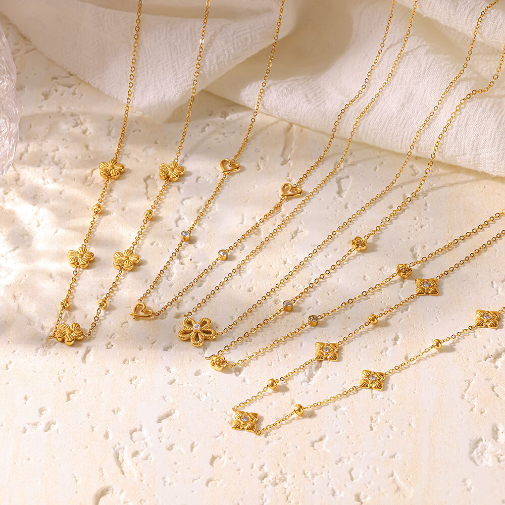 Collana da donna con ciondolo a forma geometrica di fiore, impermeabile, in acciaio inossidabile color oro con strass, ideale per un look romantico quotidiano.