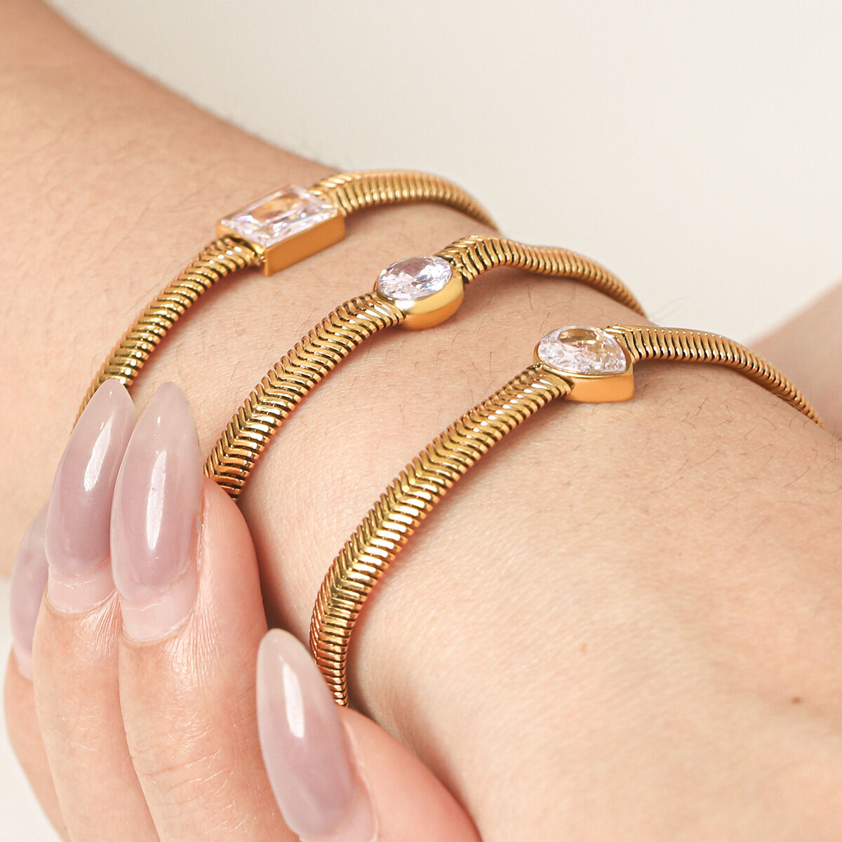 Simple Series Daily Chain Edelstahl wasserdicht goldfarbenes Zirkonia-Damenarmband