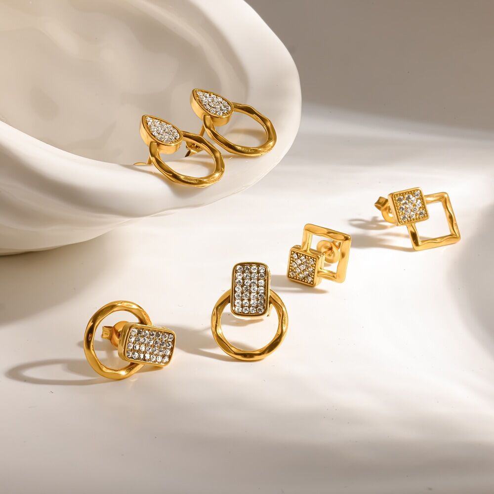 Pendientes de mujer de acero inoxidable con forma geométrica, resistentes al agua y con diamantes de imitación color dorado. h5 Imagen2