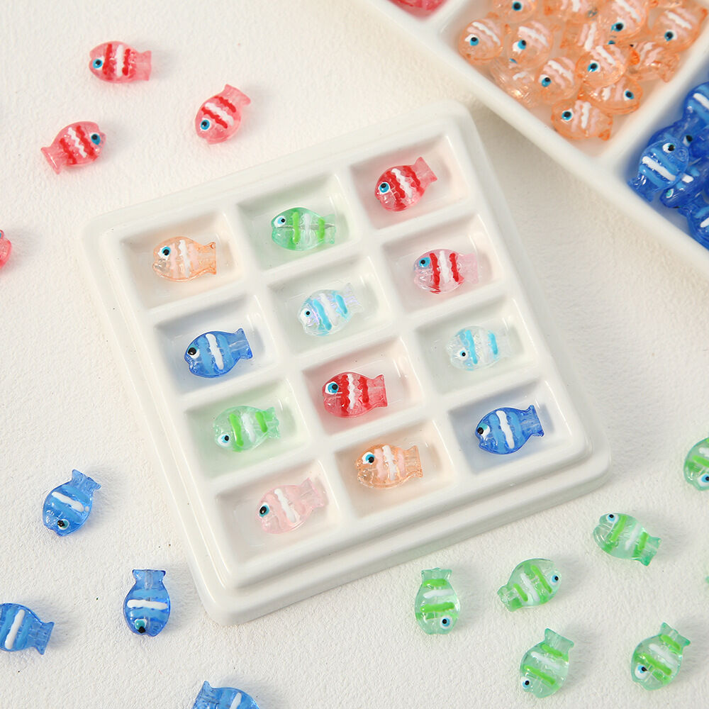 Lindas cuentas de esmalte con forma de pez