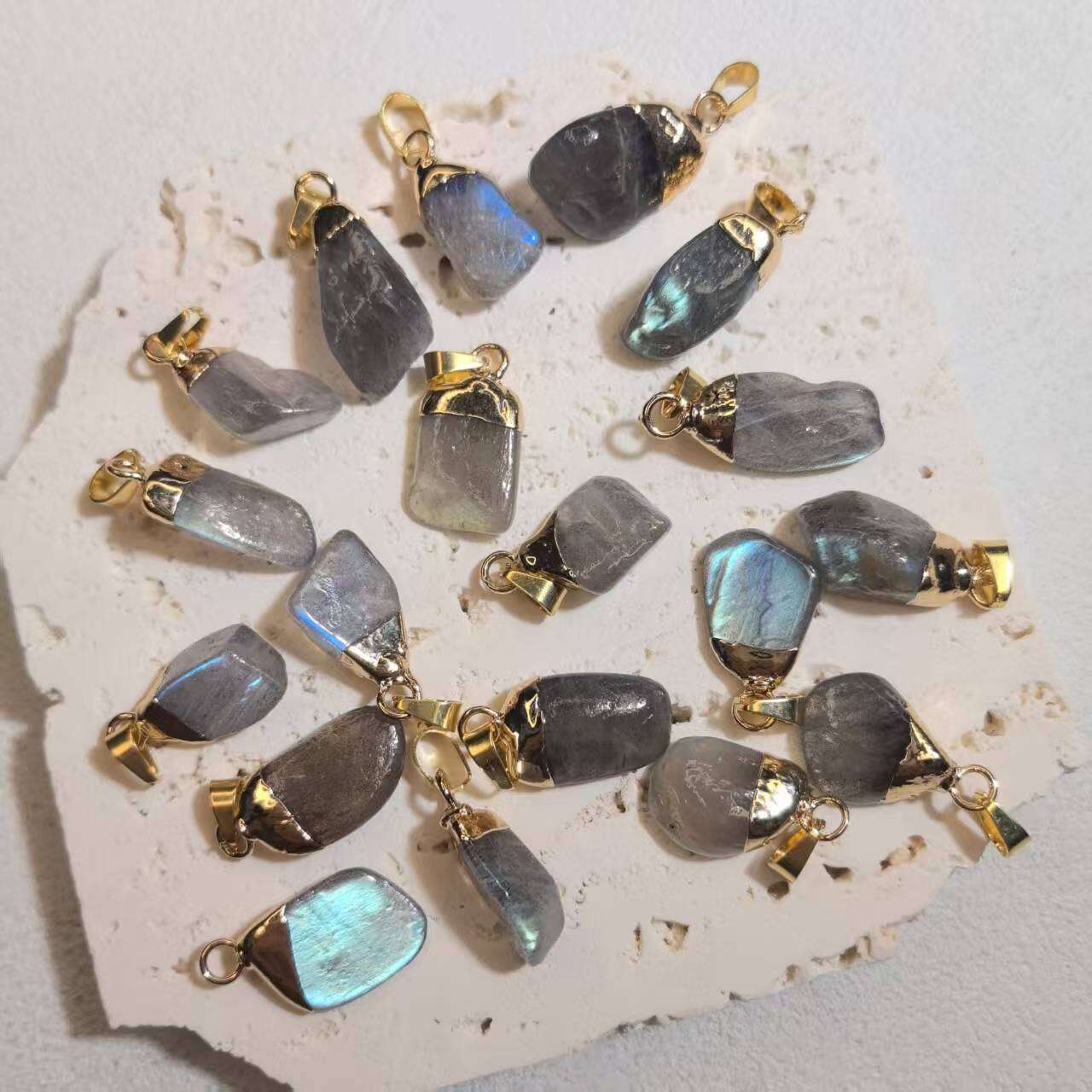 Irregular Shape Natural Stones Women's Pendants（Natural Stone, Each One With A Different Shape）