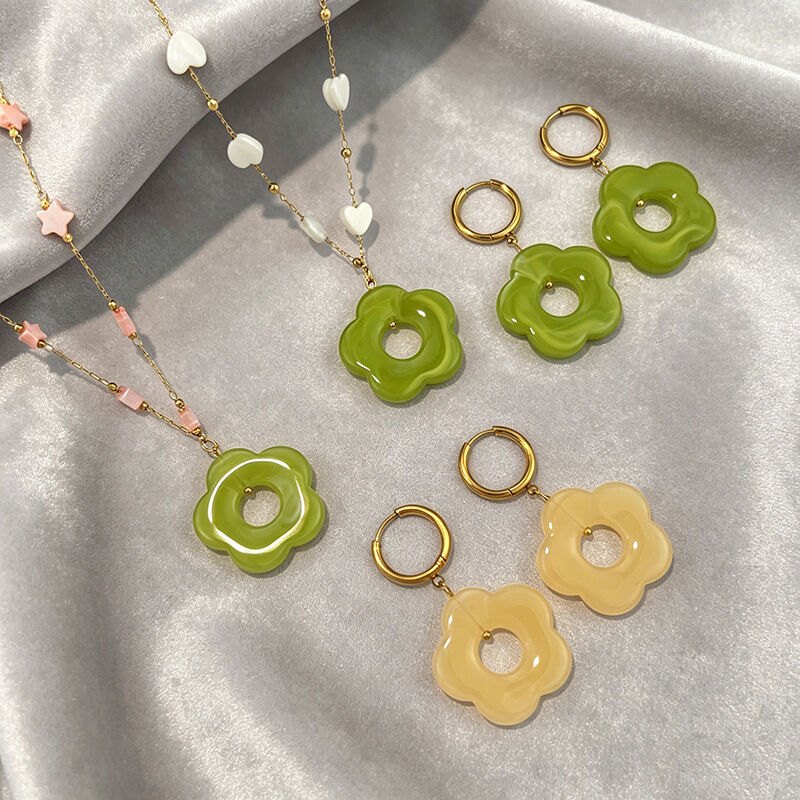 Serie Romantica Set Di Collane Da Donna Con Fiori In Resina Color Oro Immagine2