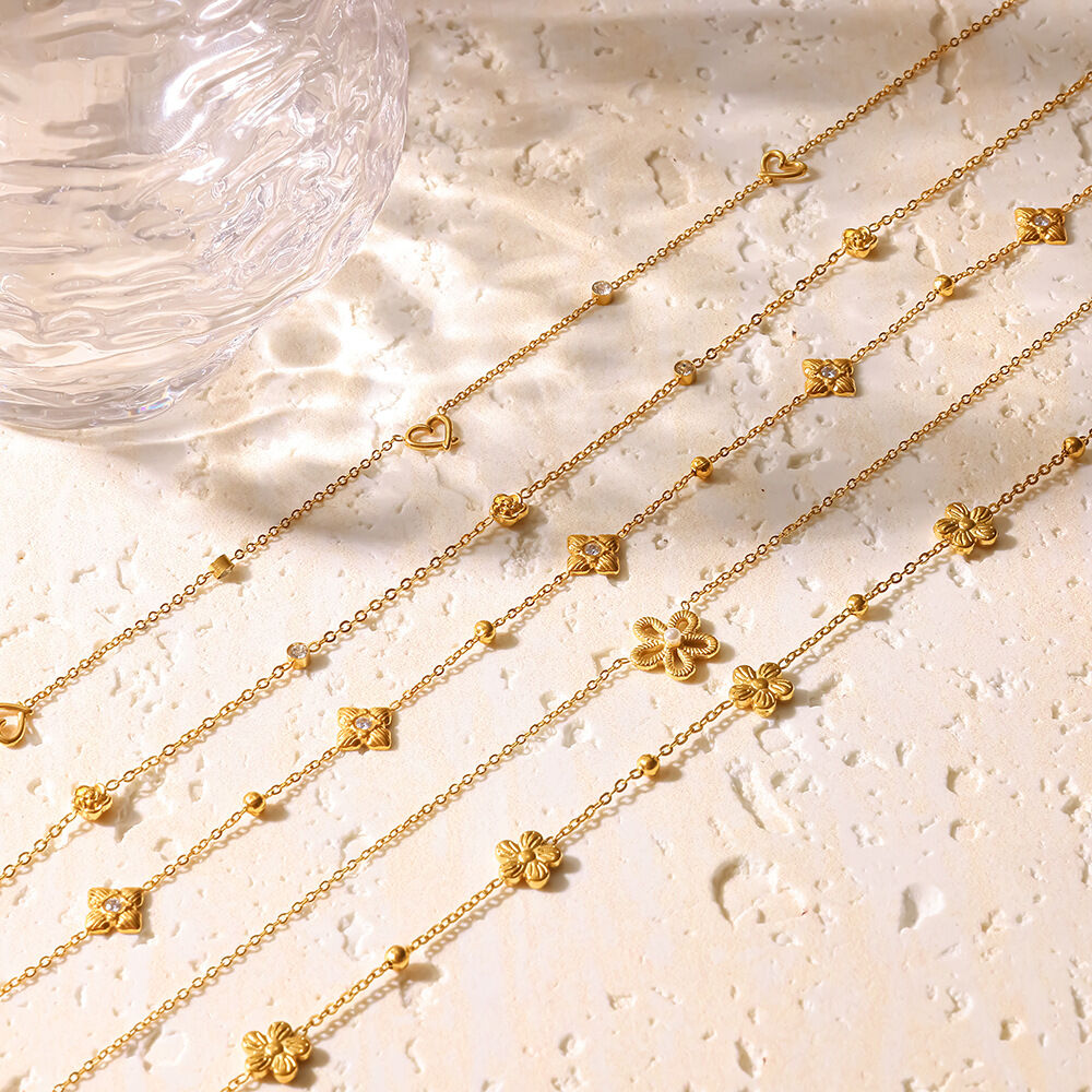 Collana Da Donna Con Ciondolo A Forma Geometrica Di Fiore, Impermeabile, In Acciaio Inossidabile Color Oro Con Strass, Ideale Per Un Look Romantico Quotidiano. Immagine3