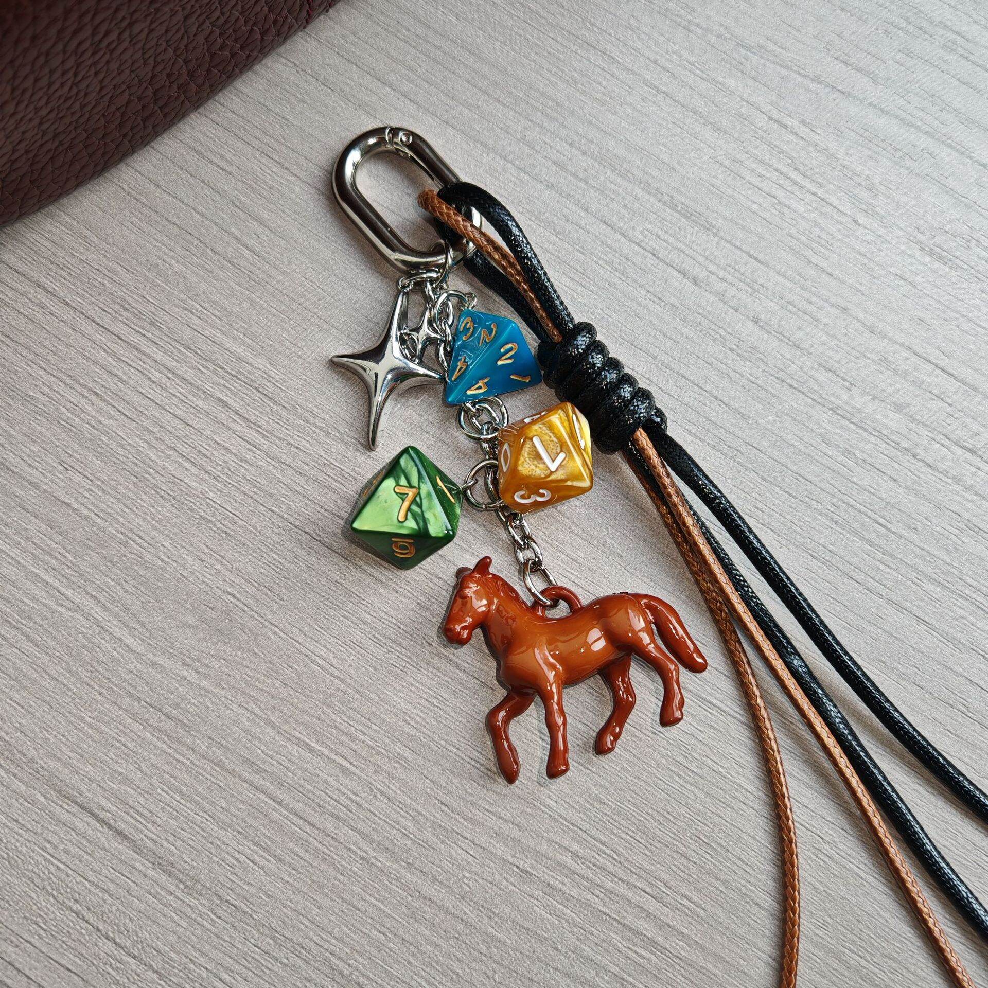 Ciondoli Per Borse In Resina Della Serie Classic Retro Letter Animal Twist Geometric Shape. 