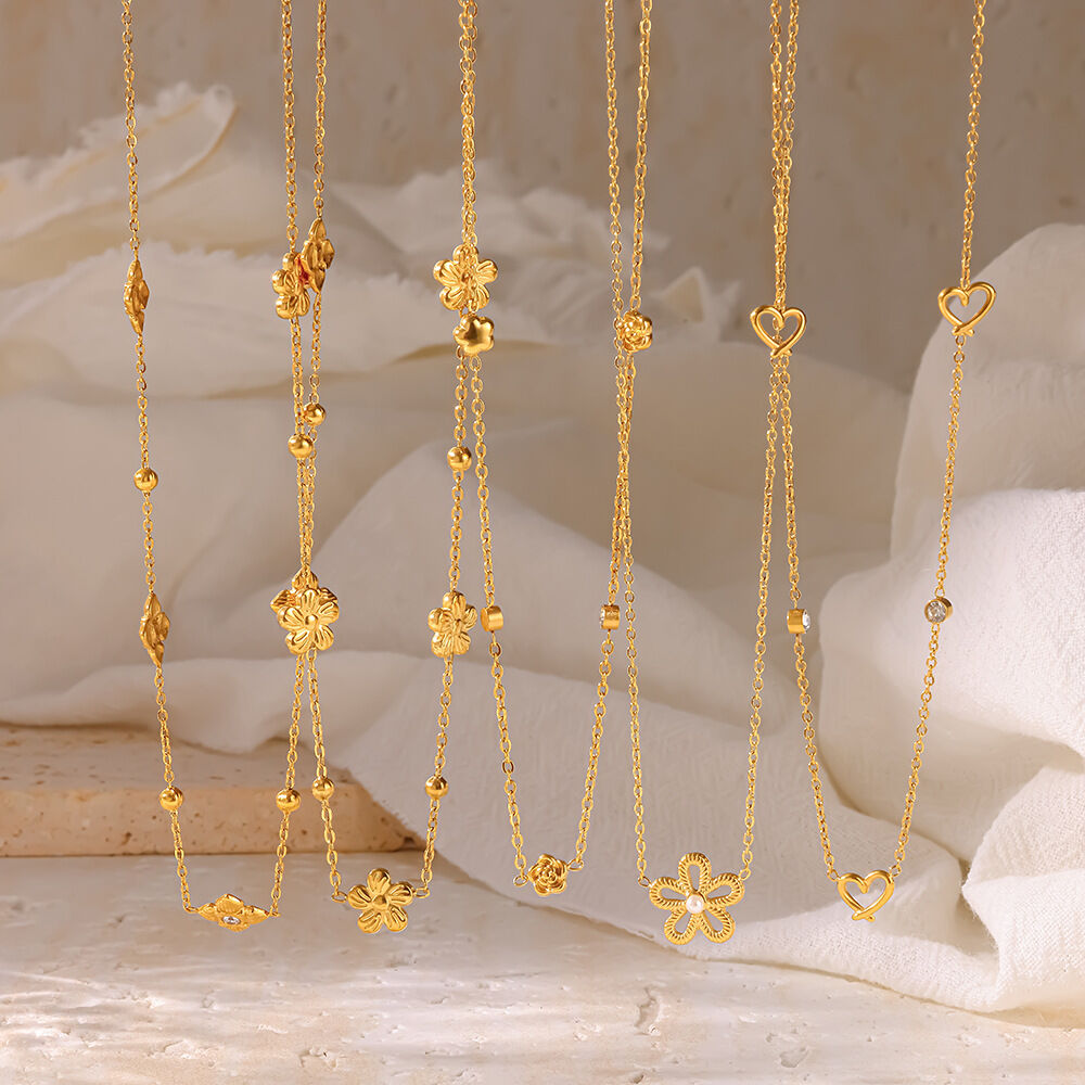 Collana Da Donna Con Ciondolo A Forma Geometrica Di Fiore, Impermeabile, In Acciaio Inossidabile Color Oro Con Strass, Ideale Per Un Look Romantico Quotidiano. Immagine2