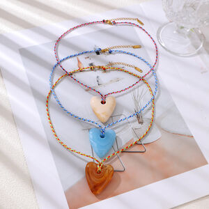 Collares Con Colgante De Resina De La Serie Simple Retro Heart Para Mujer h5 Imagen3