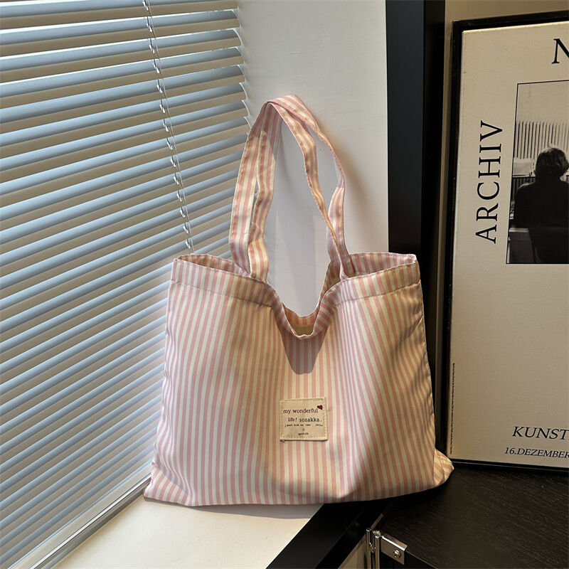 Lässige, quadratische Damen-Tasche aus Canvas mit Streifenmuster und ohne Buchstaben. Bild4