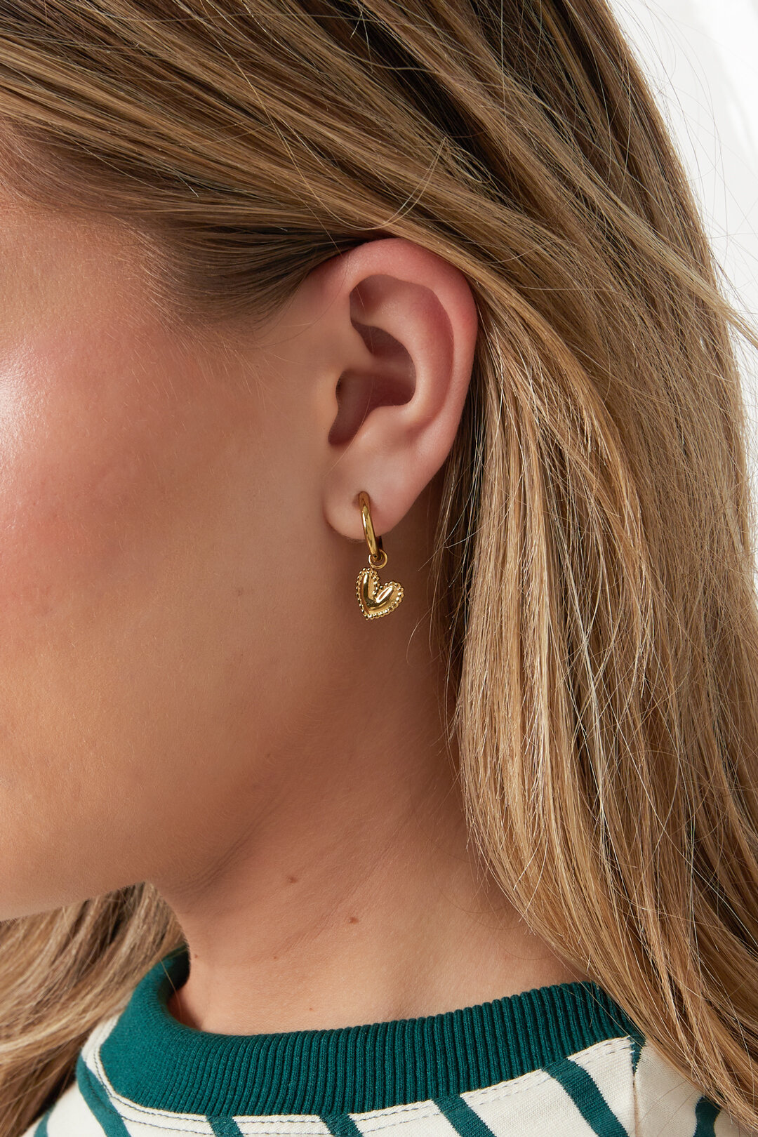 Earrings with a detailed dangling heart 2
