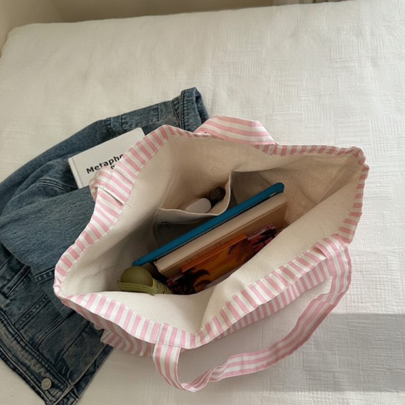 Lässige, quadratische Damen-Tasche aus Canvas mit Streifenmuster und ohne Buchstaben. h5 Bild6