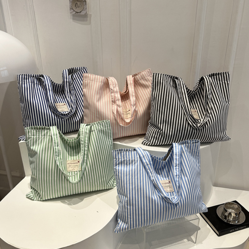 Lässige, quadratische Damen-Tasche aus Canvas mit Streifenmuster und ohne Buchstaben. h5 Bild5