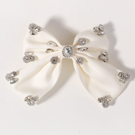 Lussuosa serie di copricapi da sposa con fiocco in tessuto e strass.