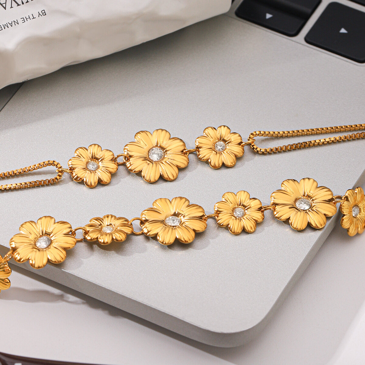 Pulseras De Cadena Para Mujer De Acero Inoxidable, Color Dorado, Resistentes Al Agua Y Con Circonitas, De La Serie Simple Daily Flower. Imagen3