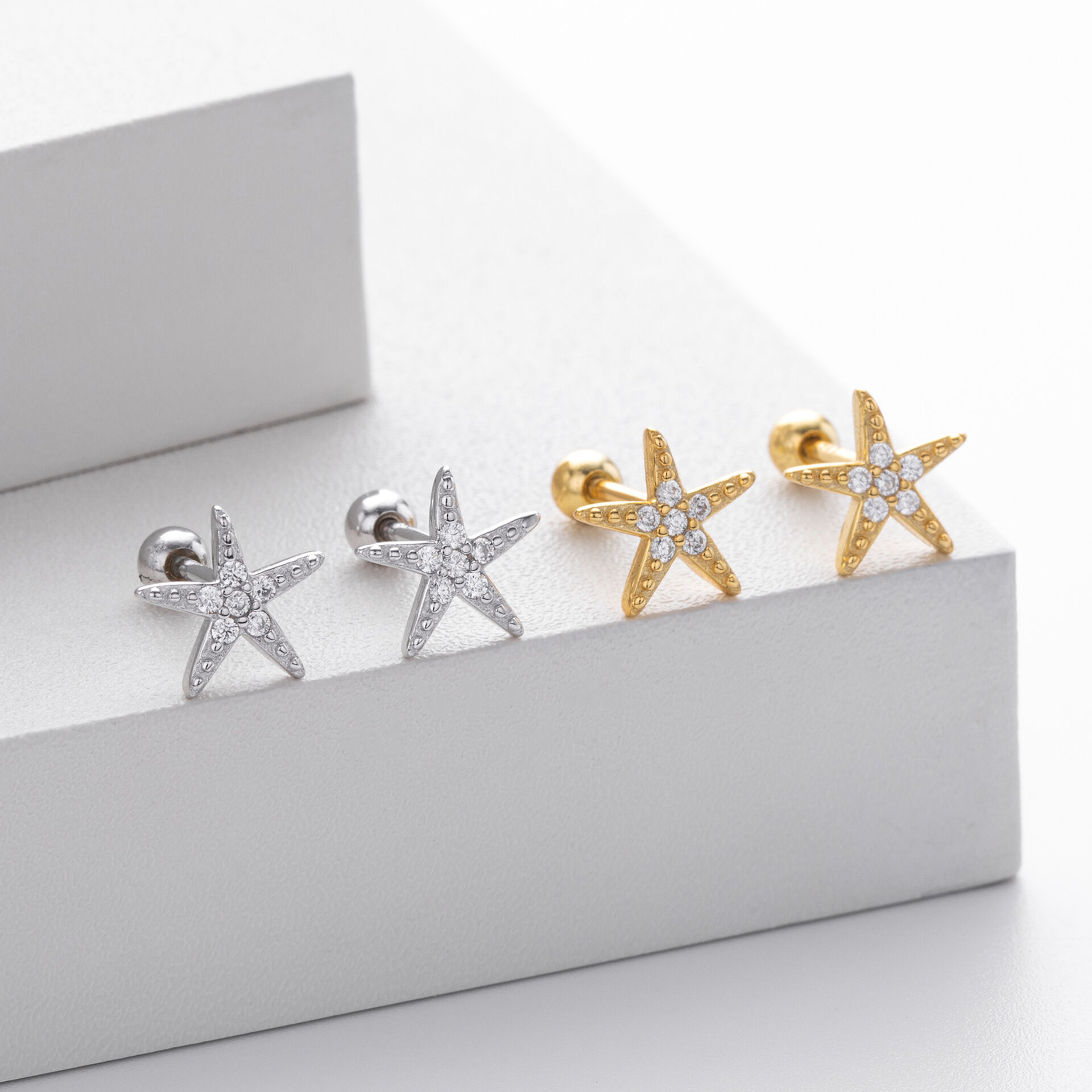 Pendientes Sencillos De Plata De Ley 925 Con Baño De Rodio Y Diseño De Estrella De Mar.