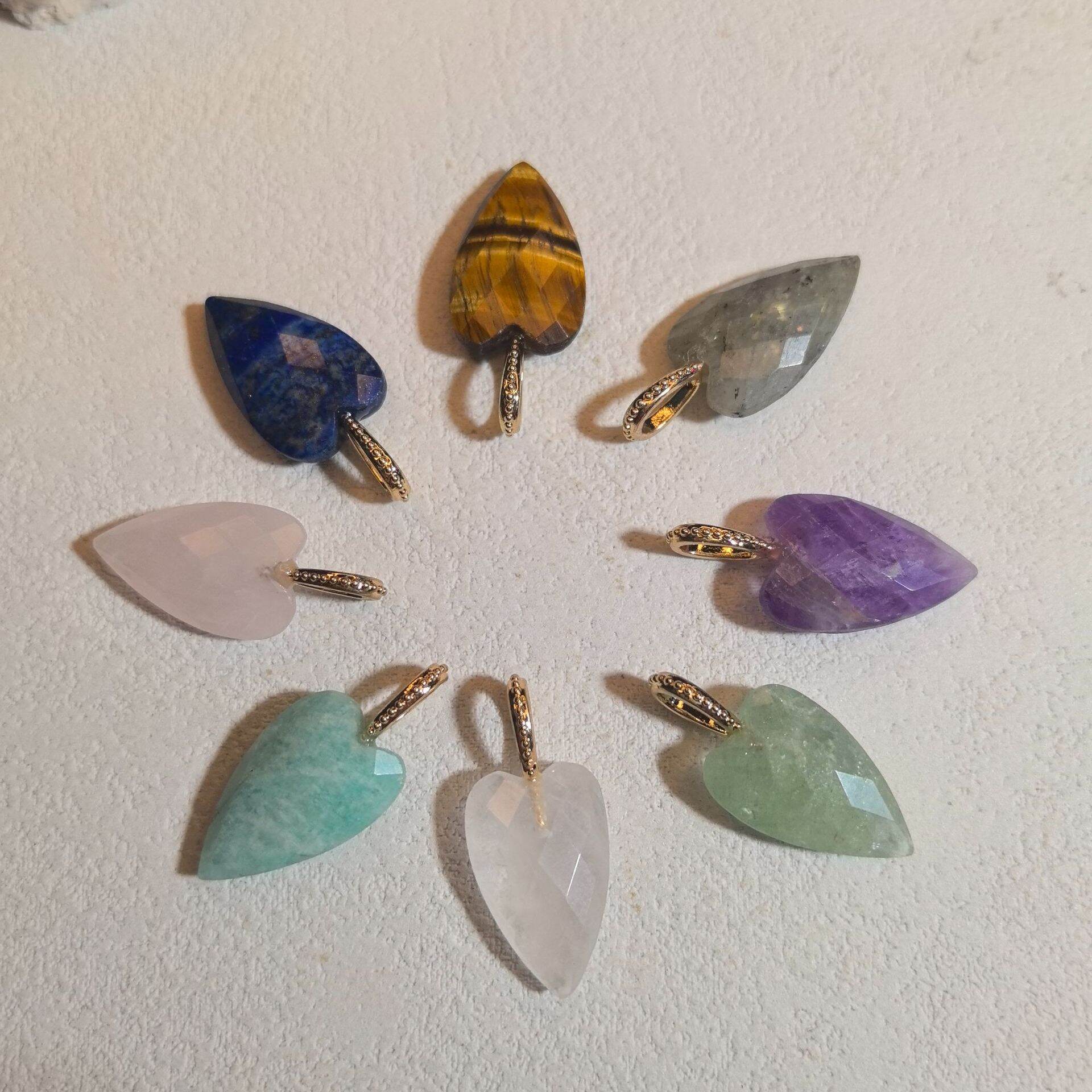 Herzförmige Damenanhänger Aus Natursteinen, Kupfer- Und Goldfarbe, Zirkon