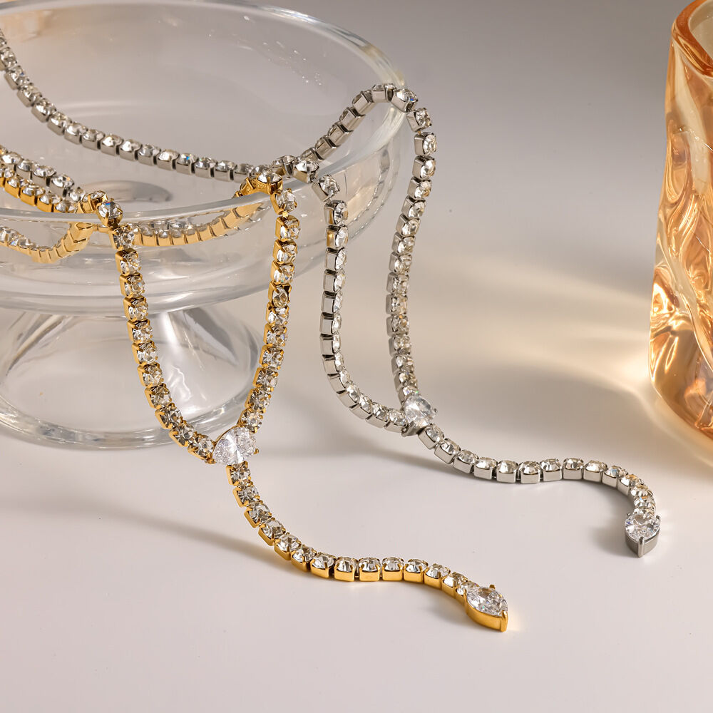 Elegante, Waterdichte Roestvrijstalen Damesketting Met Goudkleurige Strass-Steentjes.