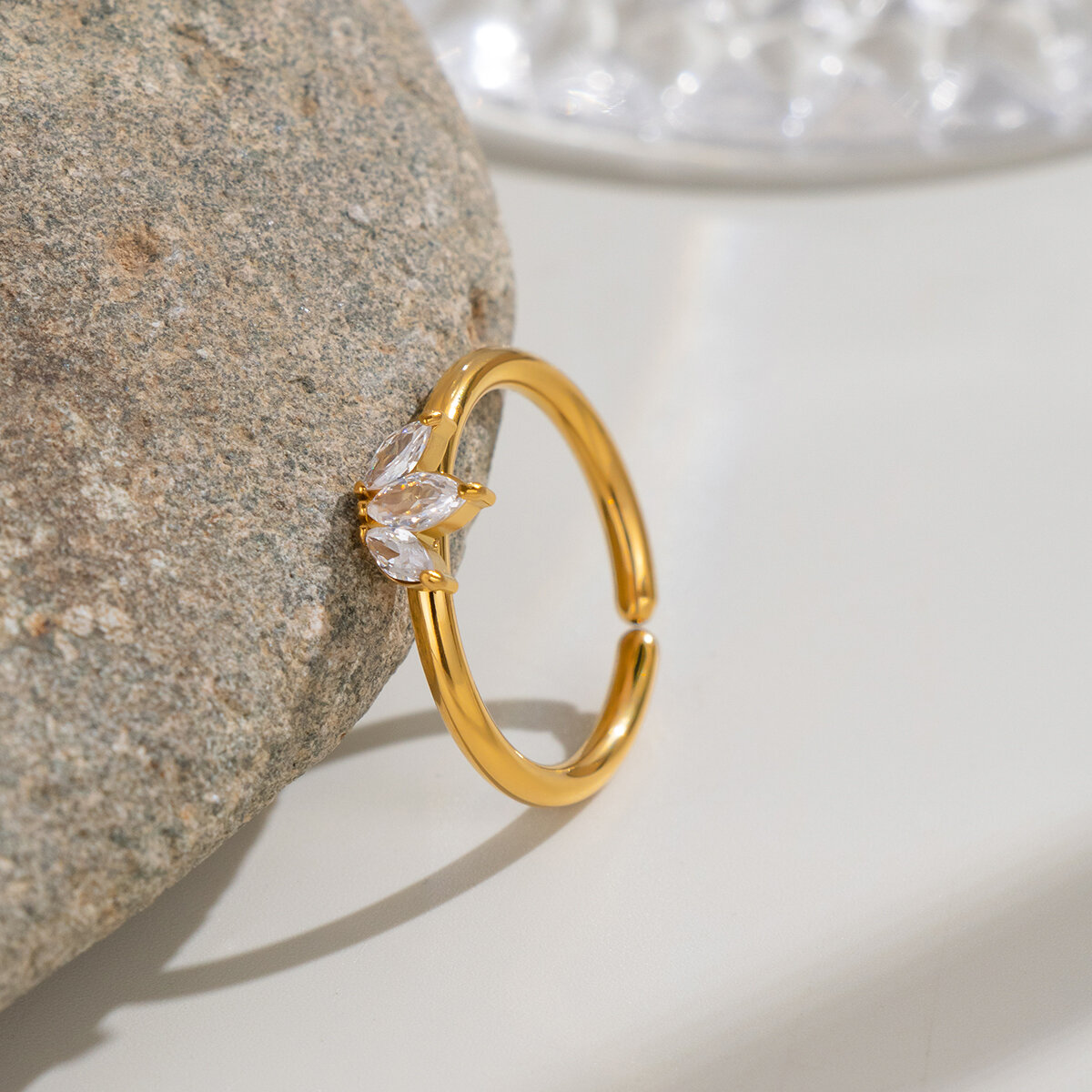 Anillo De Mujer Con Circonita, Resistente Al Agua Y Con Forma De Flor, De Acero Inoxidable Y Color Dorado. Imagen4