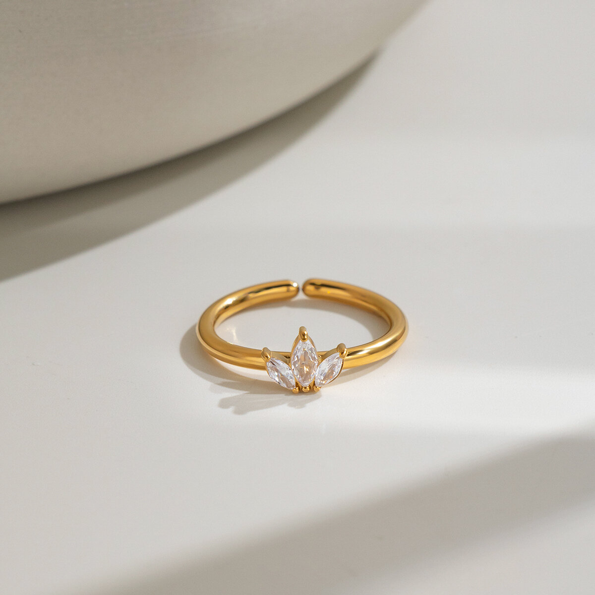 Anillo De Mujer Con Circonita, Resistente Al Agua Y Con Forma De Flor, De Acero Inoxidable Y Color Dorado. h5 Imagen5