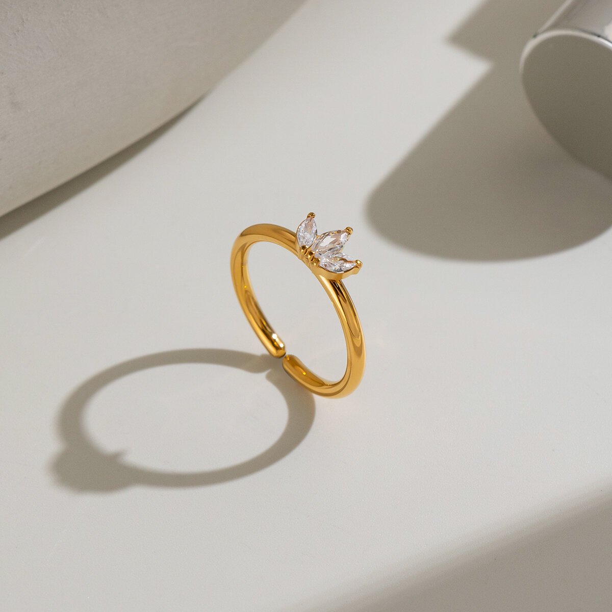 Anillo De Mujer Con Circonita, Resistente Al Agua Y Con Forma De Flor, De Acero Inoxidable Y Color Dorado. Imagen3