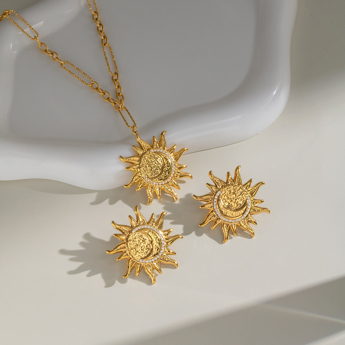 Conjunto De Collar Para Mujer De Acero Inoxidable Impermeable Con Forma De Sol Y Color Dorado.