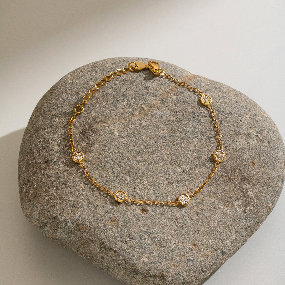 Braccialetti Da Donna Simple Series Daily Circle In Acciaio Inossidabile Impermeabile Color Oro Con Strass. Immagine4