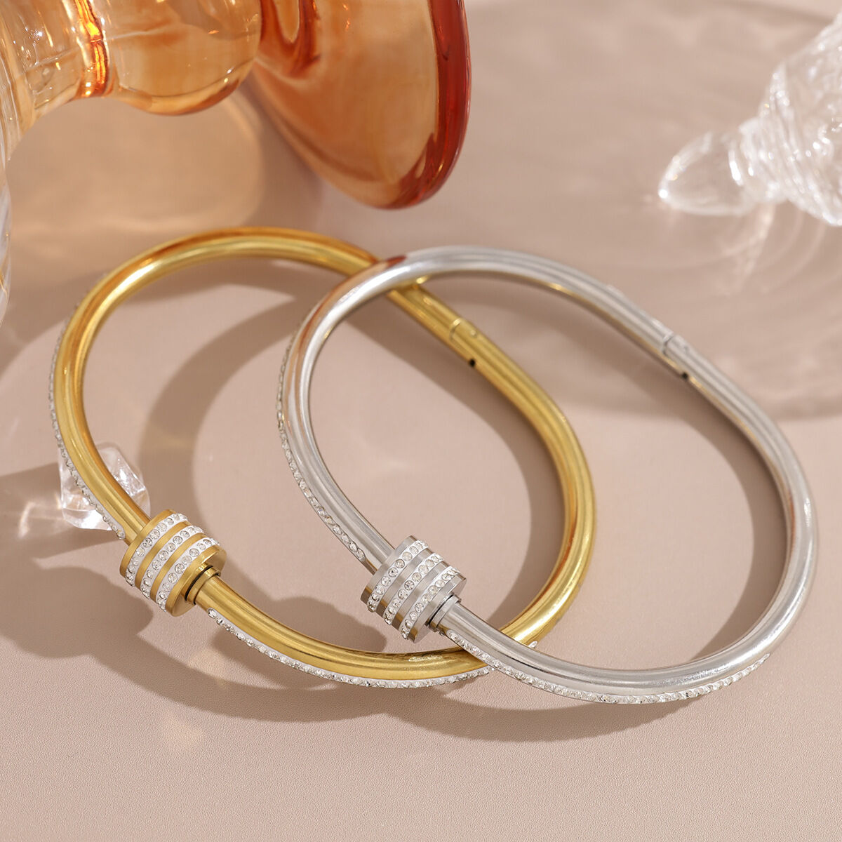 Brazaletes De Mujer De Acero Inoxidable Con Forma Geométrica Simple, Resistentes Al Agua Y Con Pedrería Dorada.