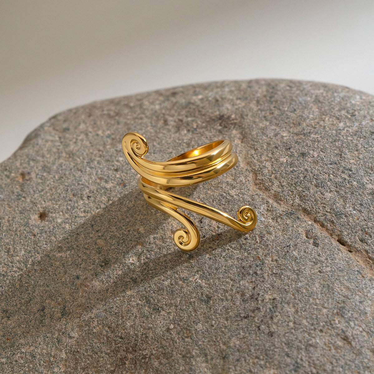 Unregelmäßig Geformte, Wasserdichte, Goldfarbene Ringe Aus Edelstahl Im Minimalistischen Stil h5 Bild4